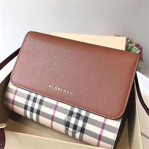 Phụ Kiện Burberry Nữ Chính Hãng 2024. Ưu đãi trả .